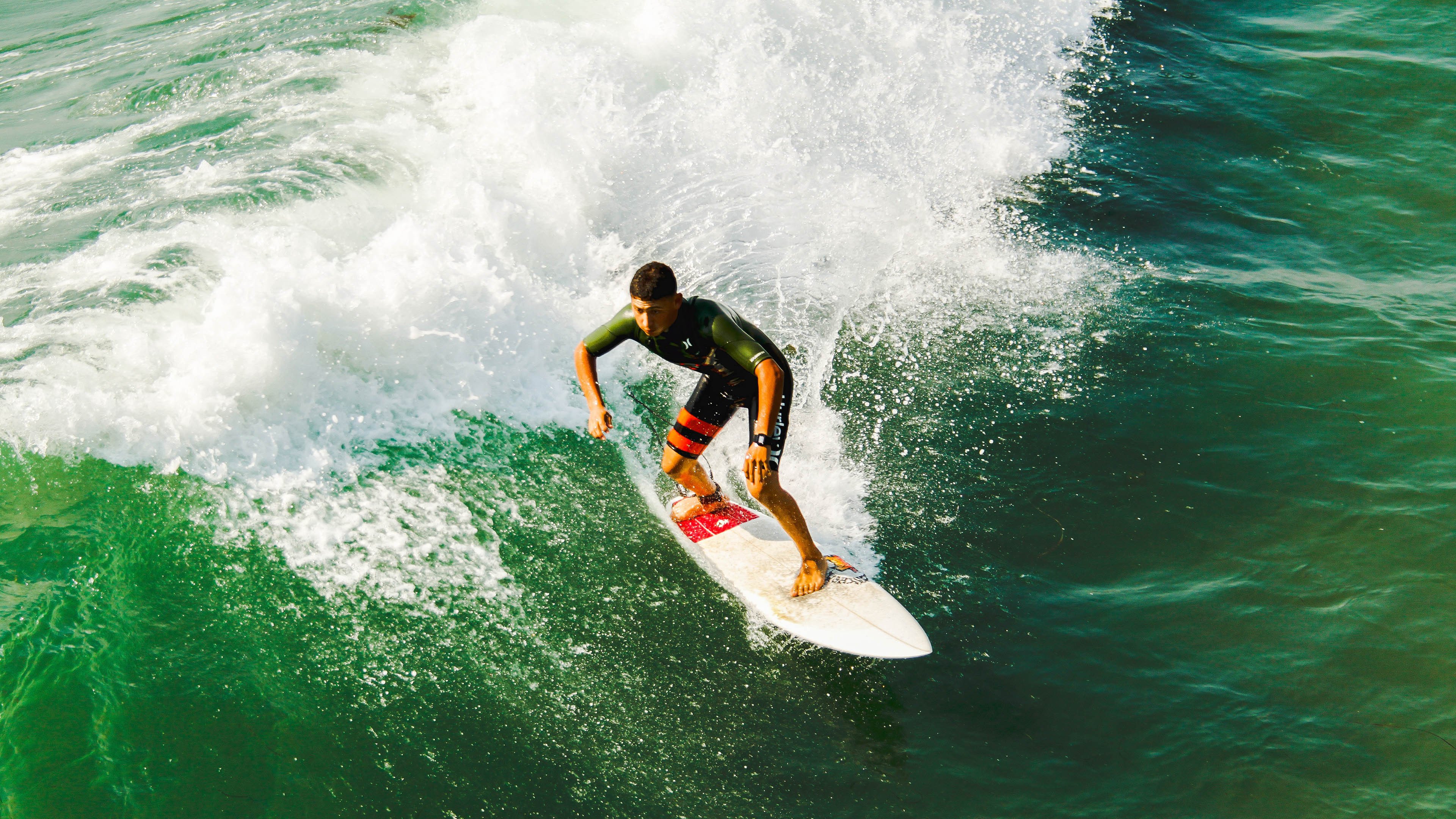 足球盛事令人热血沸腾,观众尽情欢乐,足球的盛宴